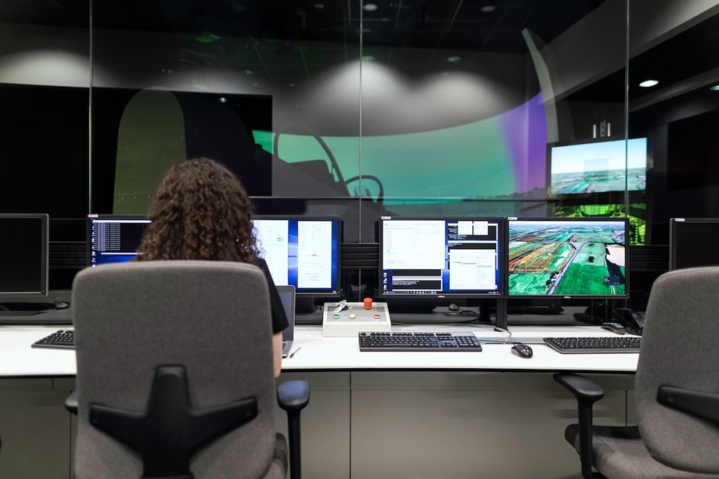 iemand aan het werk achter meerdere computers