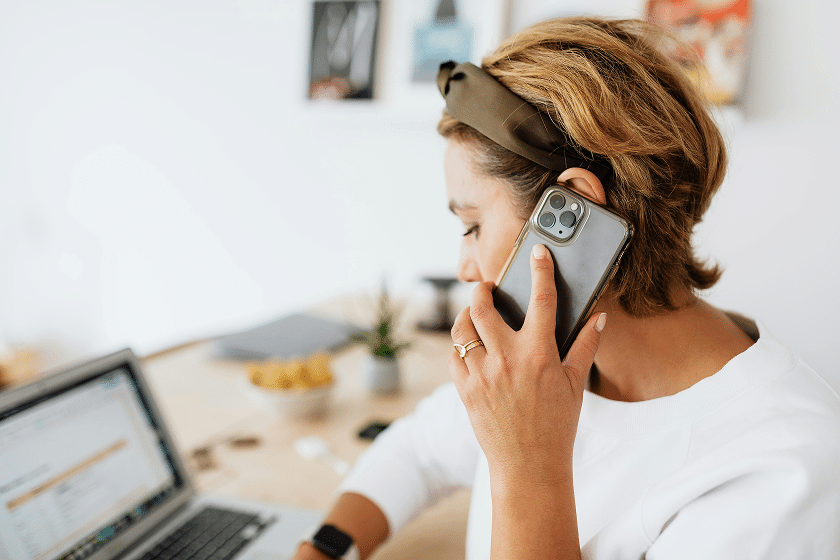 vrouw die aan het bellen is